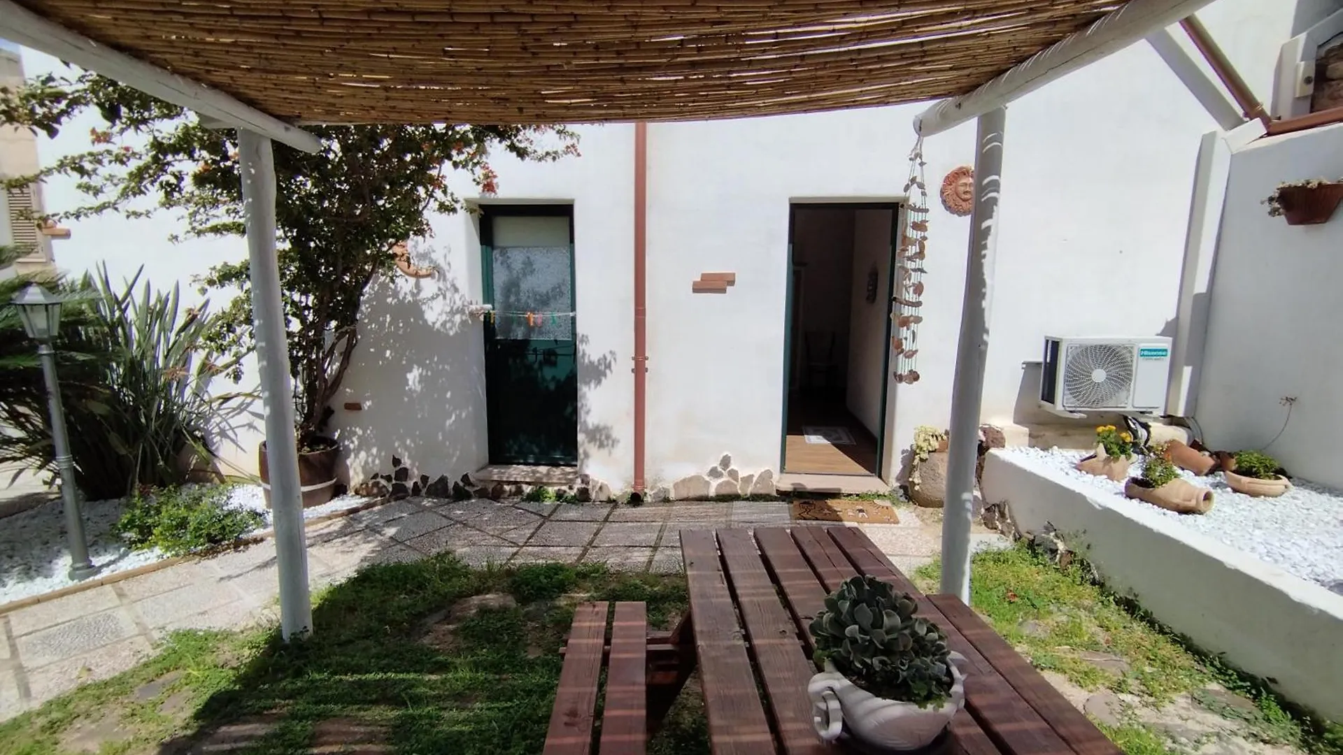 فندق مبيت وإفطار أروسييْ Bed And Breakfast Villa Bianca